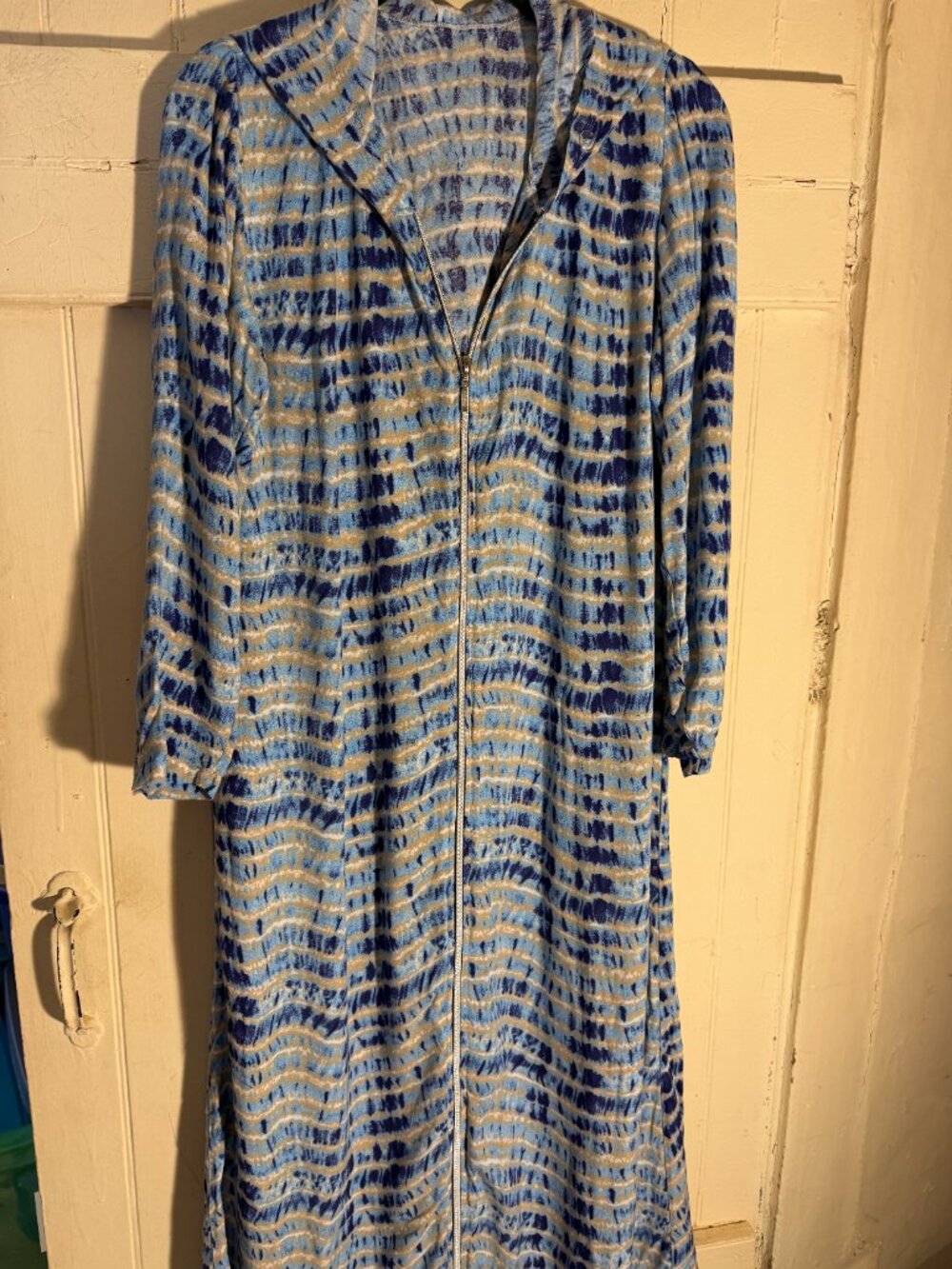 Loungewear/Cover Up Hooded Long Sleeve Robe Tie Dye Blue, White, and Cream Sz M